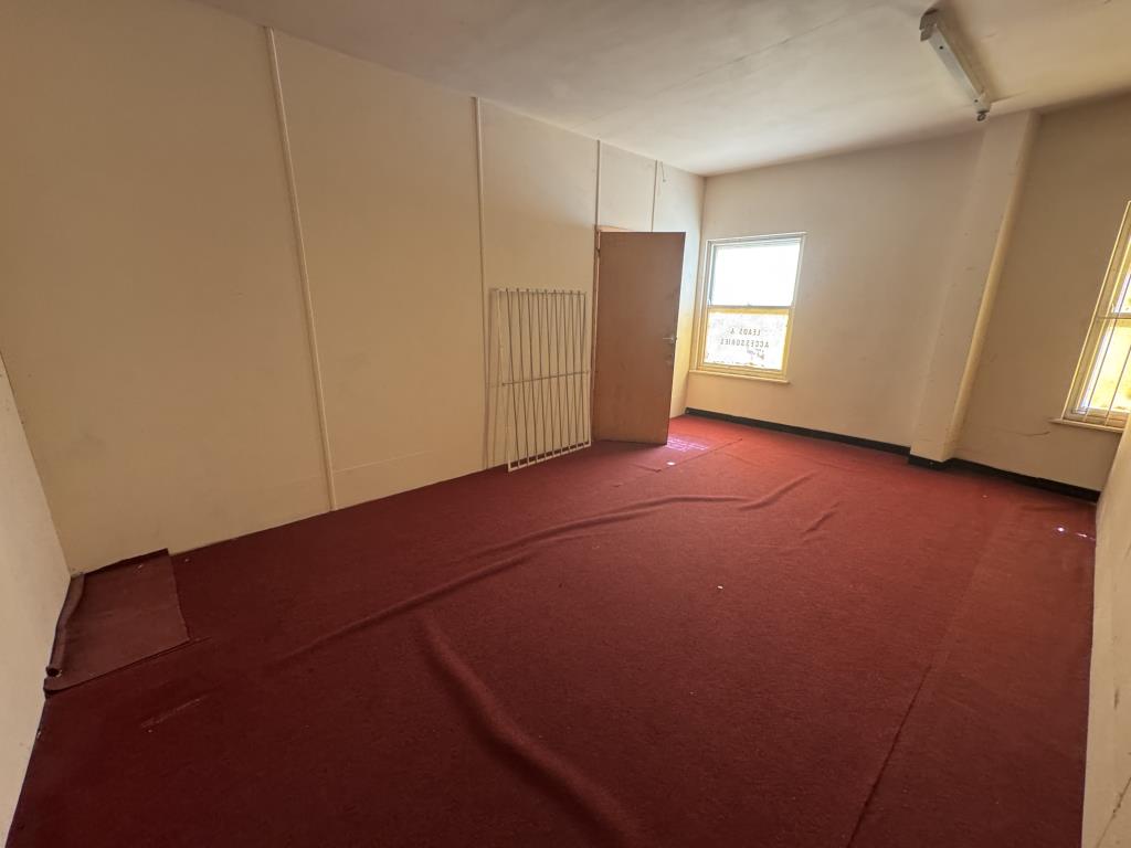 Lot: 46 - FREEHOLD TWO STOREY COMMERCIAL BUILDING IN PROMINENT TRADING LOCATION - First floor office